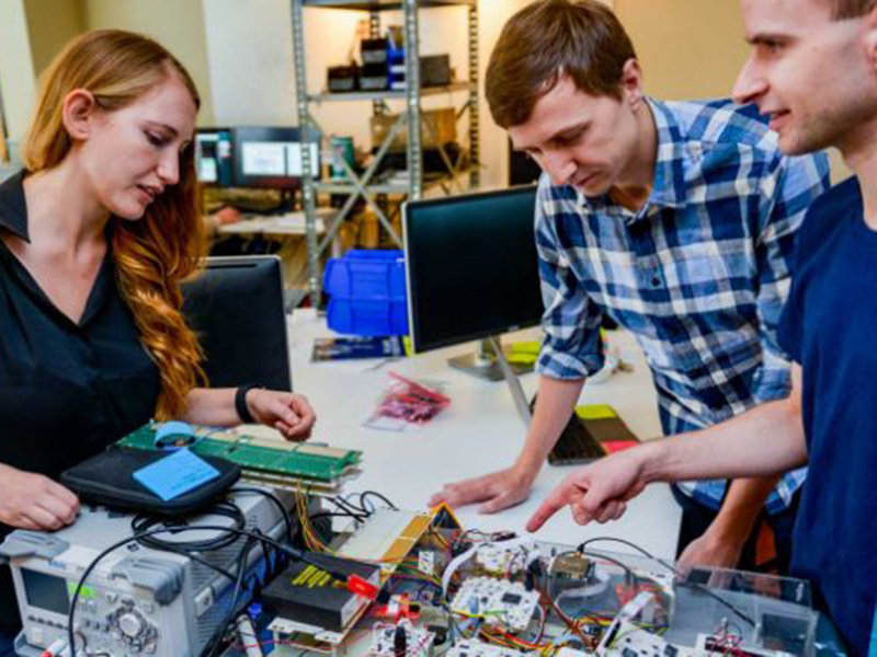 شركة تحصل على 13.5 مليون دولار لتصنيع قمر صناعي لإرسال شبكة إنترنت